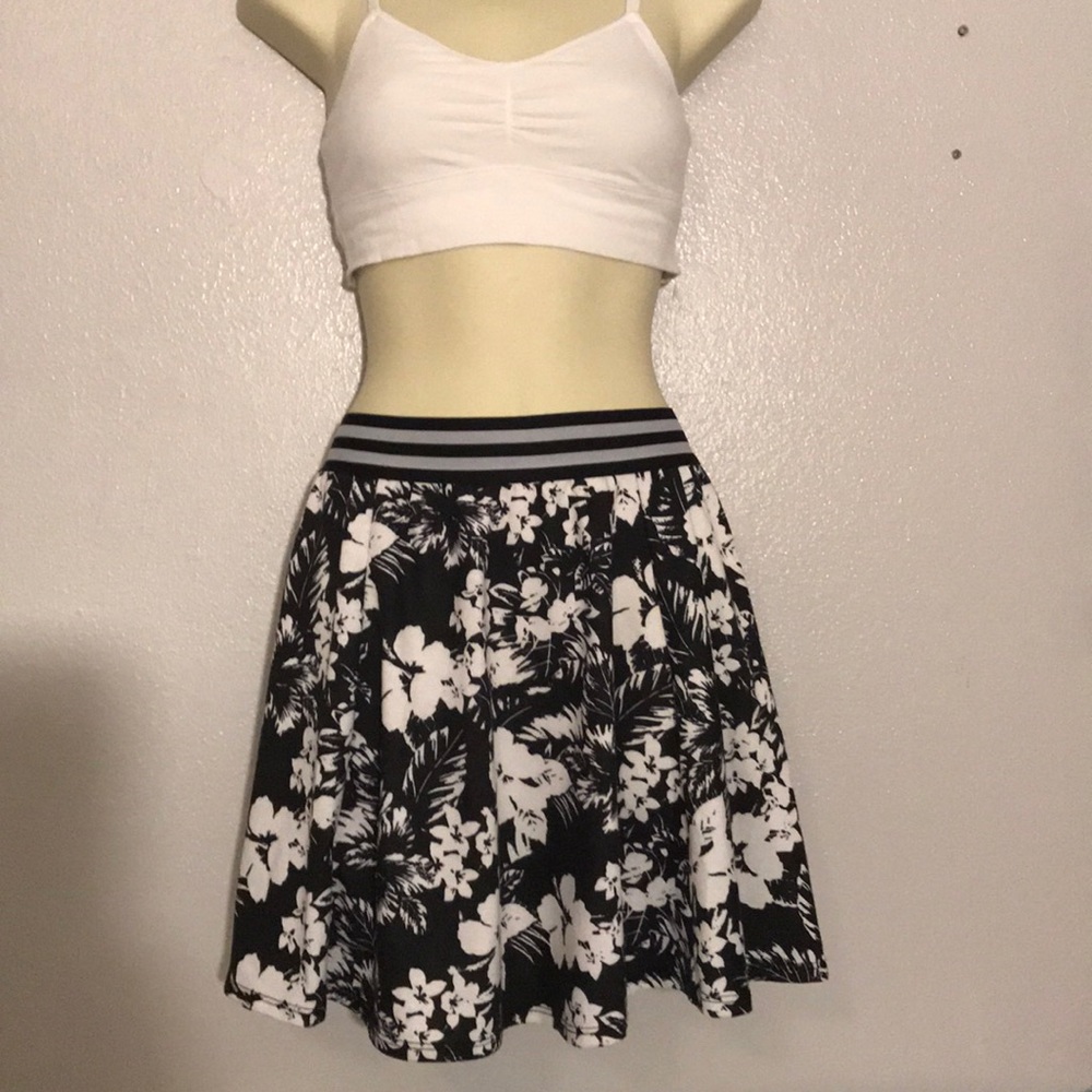 EMPYERE Flowy skater styled skirt